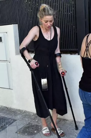 Chloé Logo Sandals portées par Amber Heard à Madrid le 1er septembre 2023