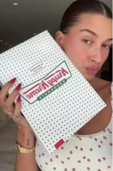 Gigi x Frankies Bikinis Giforce Terry Body en crème fraise porté par Hailey Baldwin sur Tiktok le 1 septembre 2023