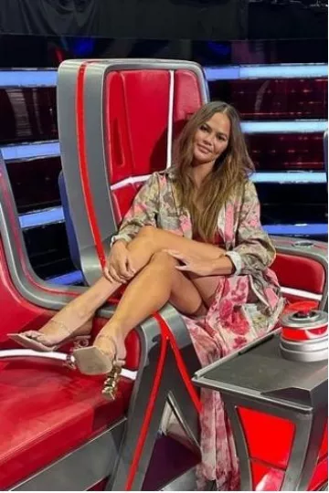 Vestido de camisa de algodón Dries Van Noten usado por Chrissy Teigen en su Instagram el 1 de septiembre de 2023