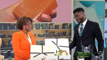 Zara Tuxedo Collar Blazer avec ceinture portée par Gayle Bass comme vu dans CBS Mornings le 5 septembre 2023