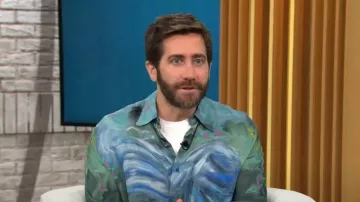 Acne Studios x Karen Kilimnick Chemise boutonnée à imprimé noeud froissé portée par Jake Gyllenhaal dans l’émission de télévision CBS Mornings le 6 septembre 2023