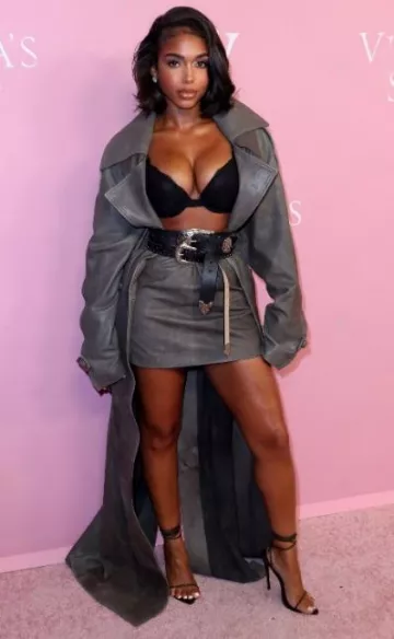 Minijupe Tod’s en cuir portée par Lori Harvey Victoria’s Secret World Tour 2023 Article sur septembre 6, 2023