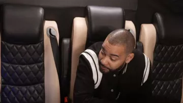 Saint Laurent Black Varsity Jacket como se ve en Caught in the Act: Unfaithful (S02E08)