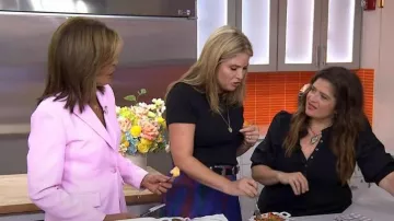 Veronica Beard Coralee Puff-Sleeve Top usado por Alex Guarnaschelli como se ve en Today el 7 de septiembre de 2023