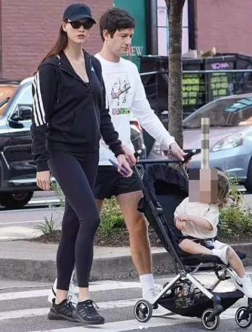 Adidas Kar­lie Kloss Knit Leg­gings worn by Karlie Kloss in New York City Post on July 30, 2023