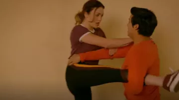 Camiseta corta de H&M en Borgoña usada por Tory Nichols (Peyton List) como se ve en Cobra Kai (S02E09)