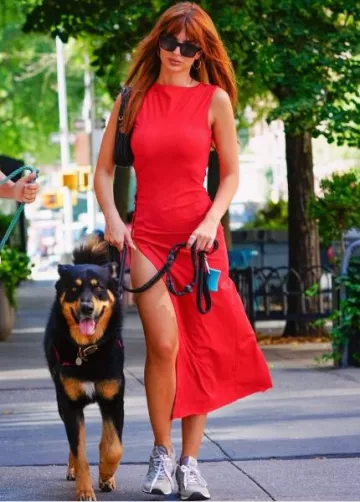 Boucles d’oreilles Jennifer Fisher Thread portées par Emily Ratajkowski dans le New York City Post le 28 juillet 2023