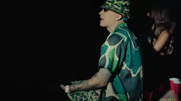Bape Green 'ABC Camo' Camisa de cuello usada por Blessd en BLESSD ❌ RYAN CASTRO | OJITOS ROJOS REMIX (VIAJE 3)
