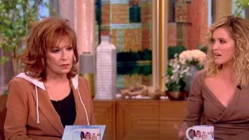 Cinq un blazer con capucha Sept Khloe usado por Joy Behar como se ve en The View el 8 de septiembre de 2023
