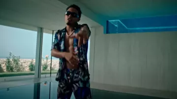 Camisa estampada multicolor Dries Van Noten usada por Myke Towers en Lala (Video Oficial)