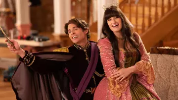 Vestido rosa de salón usado por Nancy Tremaine (Idina Menzel) como se ve en la película Desencantada