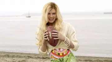 Traje de baño de una pieza con patrón de color de Emilio Pucci y camisa abotonada amarilla con cartera de Perry Ellis usada por Kevin Copeland (Shawn Wayans) en chicas blancas