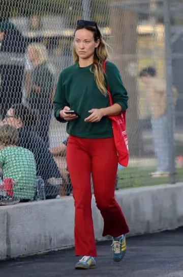 Adidas x Gucci Gazelle Sneaker usadas por Olivia Wilde en Los Ángeles el 6 de septiembre de 2023