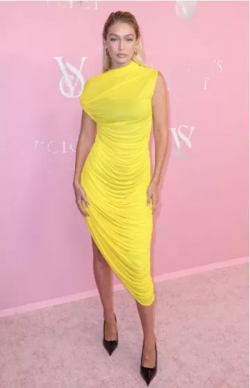 Vestido Ferragamo con detalles de drapeado usado por Gigi Hadid en el evento Victoria's Secret World Tour 2023 el 6 de septiembre de 2023