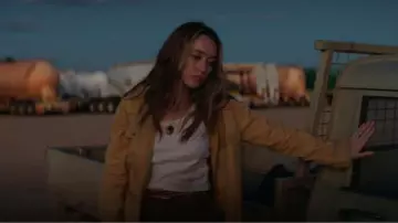 Cotton On Seamless Nelly Straight Neck Tank usado por Alice Hart (Alycia Debnam Carey) como se ve en The Lost Flowers of Alice Hart (S01E04)
