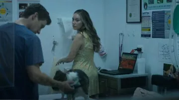 Rixo Gloria Mini robe en crêpe de Chine à imprimé floral garnie au crochet portée par Alice Hart (Alycia Debnam Carey) vue dans Les fleurs perdues d’Alice Hart (S01E04)