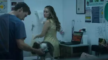 Rixo Gloria Vestido de ganchillo con estampado floral Crepe De Chine usado por Alice Hart (Alycia Debnam Carey) como se ve en Las flores perdidas de Alice Hart (S01E04)