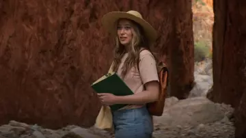 Levi's High Loose Denim Shorts usados por Alice Hart (Alycia Debnam Carey) como se ve en The Lost Flowers of Alice Hart (S01E04)