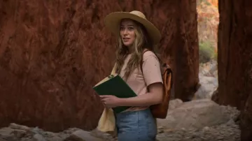 Kaaterskill Market Wide Brim Ghana Straw Sun Hat porté par Alice Hart (Alycia Debnam Carey) comme on le voit dans The Lost Flowers of Alice Hart (S01E04)