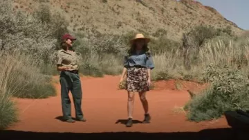 Blundstone 585 Bottes Chelsea en cuir brun rustique portées par Alice Hart (Alycia Debnam Carey) dans Les Fleurs perdues d’Alice Hart (S01E05)