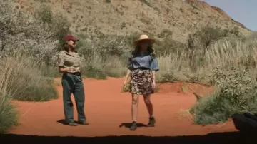 Blundstone 585 Rustic Brown Leather Chelsea Boots usadas por Alice Hart (Alycia Debnam Carey) como se ve en The Lost Flowers of Alice Hart (S01E05)