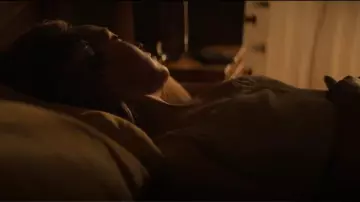 Brandy Melville Amaya Lace Tank en blanco usado por Alice Hart (Alycia Debnam Carey) como se ve en The Lost Flowers of Alice Hart (S01E05)