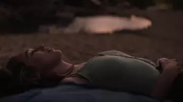 Brandy Melville Zelly Lace Tank in Sage usado por Alice Hart (Alycia Debnam Carey) como se ve en The Lost Flowers of Alice Hart (S01E05)