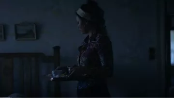 Chemise Floral Femme Equipement porté par Candy (Frankie Adams) vu dans Les Fleurs perdues d’Alice Hart (S01E06)