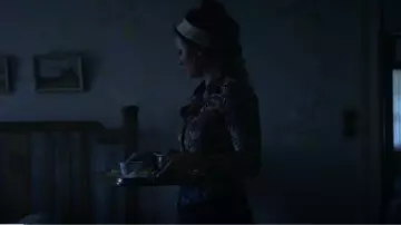 Equipo Camisa Floral Femme usada por Candy (Frankie Adams) como se ve en Las flores perdidas de Alice Hart (S01E06)