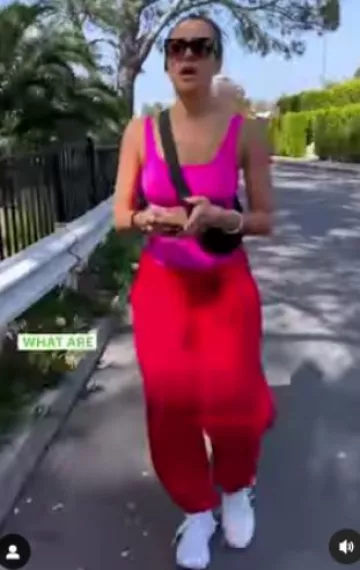 Zapatillas Adidas Ultraboost en blanco usadas por Jessica Alba en Santa Monica Stairs el 8 de septiembre de 2023