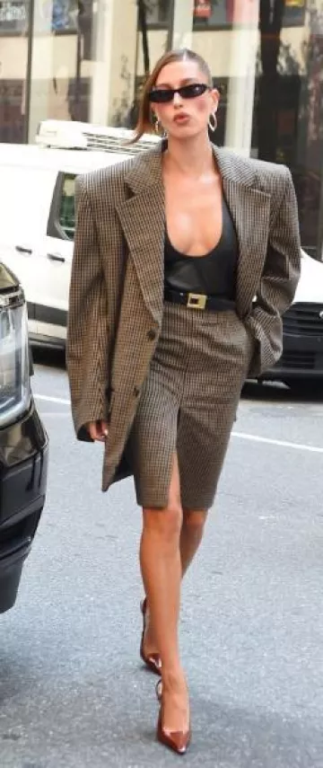 Boucles d’oreilles Tabayer Oera portées par Hailey Baldwin à New York le 7 septembre 2023