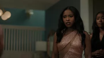 Hot Miami Styles Mesh One Shoulder Asymmetrical Send Maxi Dress in Rose Gold porté par Jemma St. John (Judae’a) comme on le voit dans The Chi (S06E05)