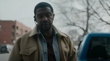 Sean John Men Jacket Front Zip Tan Pockets porté par Darnell (Rolando Boyce) comme on le voit dans The Chi (S06E05)