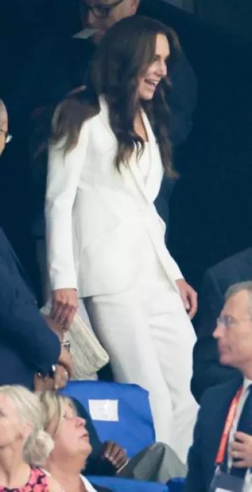 Massimo Dutti Woven Leather Clutch Style Bag usado por Catherine, duquesa de Cambridge en el partido de rugby Inglaterra vs. Argentina el 9 de septiembre de 2023