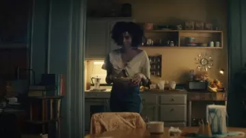 Levi's Ribcage Straight Ankle Jeans worn by Emmy (Clark Backo) as seen in The Changeling (S01E01)