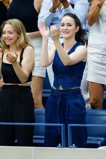 Polo Ralph Lauren Denim V Chaleco de cuello usado por Rachel Brosnahan en el Us Open el 9 de septiembre de 2023