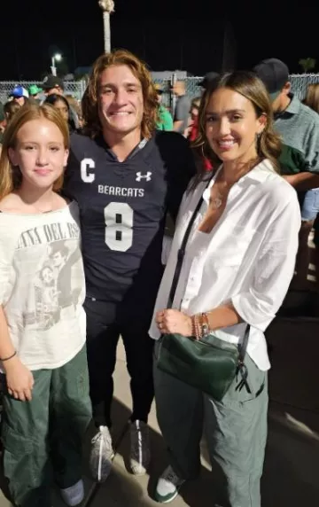 Pascale Monvoisin 9K Yellow Gabin No. 2 Heart Sapphire Pendant Collar usado por Jessica Alba en Bonita Bearcats Football el 9 de septiembre de 2023