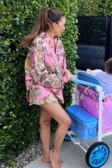 Dries Van Noten Vestido de camisa de algodón usado por Chrissy Teigen en su Instagram el 8 de septiembre de 2023
