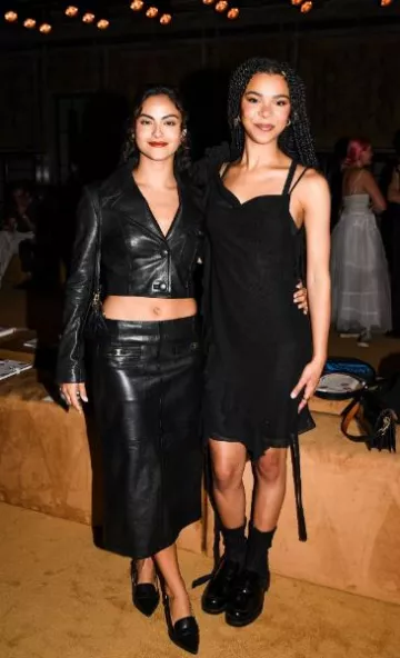 Bolso bandolera Coach Penn en cuero exclusivo usado por Camila Mendes en Coach Show el 8 de septiembre de 2023