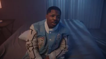 Who Decides War Light Blue Stained Glass Varsity Jacket usada por Lil Zay Osama en Got It No Mo (Video musical oficial)