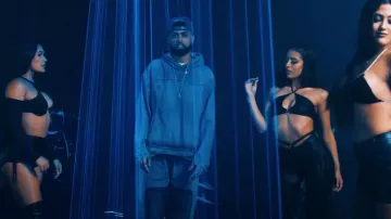 Who Decides War Blue Contrast Panel Signature Jeans usados por Jay Wheeler en Pacto (Remix) (Official Video) por Jay Wheeler, Anuel AA, Hades66 feat. Bryant Myers, Dei V