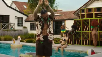 Camisa de seda floral marrón de Valentino usada por Maluma en Tá OK (Remix) por DENNIS, MC Kevin o Chris, Maluma, Karol G