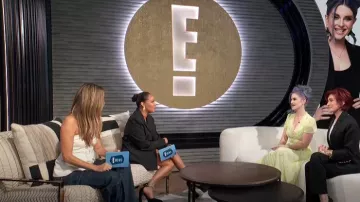 Simkhai Axelle Denim Cargo Pants portés par Keltie Knight comme on le voit dans E! Nouvelles du 7 septembre 2023