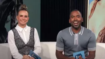 Reiss Re­gency Short Sleeve Quar­ter Zip Polo Sweater worn by Justin Sylvester as seen in E! News on September 7, 2023