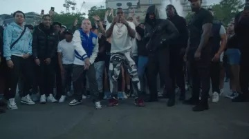 T-shirt Louis Vuitton White Staple-Pin Logo porté par Bugzy Malone dans ONE DIRECTION by ARRDEE X @BugzyMalone (VIDÉO OFFICIELLE)