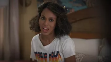 Madre La camiseta Lili Sinful usada por Paige Alexander (Kerry Washington) como se ve en UnPrisoned (S01E06)