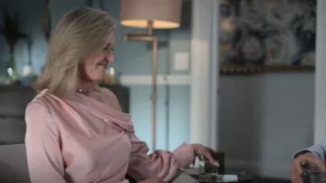 Jonathan Simkhai Alice Top porté par Nadine Gregory (Brenda Strong) comme on le voit dans UnPrisoned (S01E08)