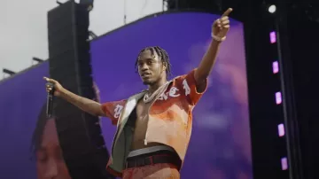 Ceinture d’aérogramme noir Louis Vuitton portée par Lil Tjay en Bla Bla (feat. Fivio Foreign) (Vidéo officielle)