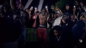 Dogani Red Side Zip Pantalones acampanados usados por Lil Tjay en Bla Bla (feat. Fivio Foreign) (Official Video)