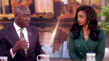 Veronica Beard Miller Dickey Chaqueta con botones de esmalte usados por Arian Simone como se ve en The View el 10 de septiembre de 2023